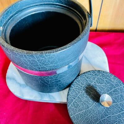 LOT 262   VINTAGE ICE BUCKET & MARLE CUTTING BOARD