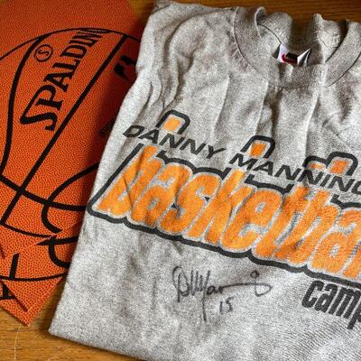 LOT 269  DANNY MANNING BASKETBALL CAMP SIGNED NIKE T SHIRT SIZE L & 3 BASKET BALL SCHOOL FOLDERS