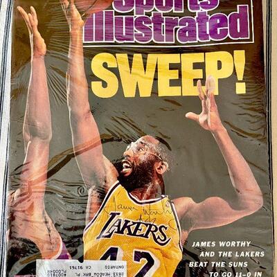 LOT 276  JAMES WORTHY AUTOGRAPH SPORTS ILLUSTRATED JUNE 1989 LAKERS SWEEP!  