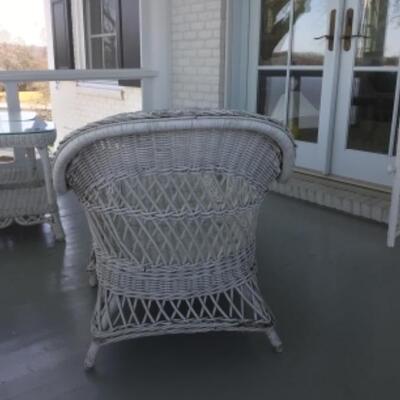 P332 Antique White Wicker Chaise Lounge Chair 
