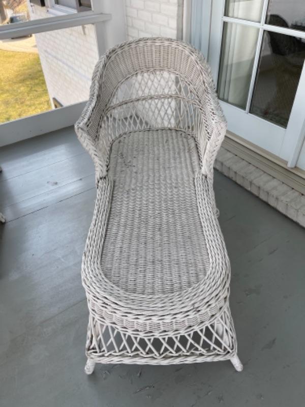 P332 Antique White Wicker Chaise Lounge Chair