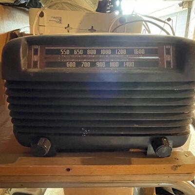 Vintage tube driven counter top radio