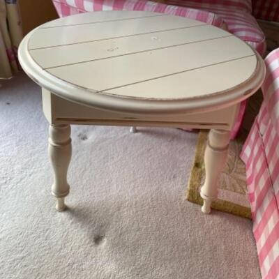 G395 Shabby Chic Round Three Legged Endtable 