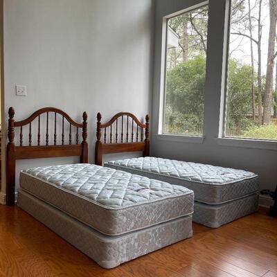 Pair of Lexington Maple Twin Beds with Mattresses & Box 