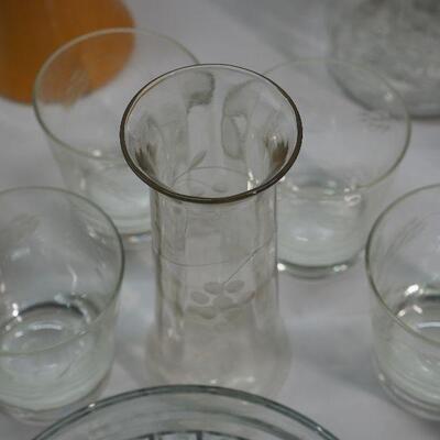Lot 77 Glass 4 leaf clover bowl collectible glass and china