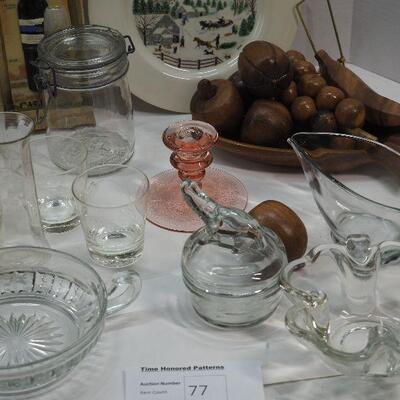 Lot 77 Glass 4 leaf clover bowl collectible glass and china