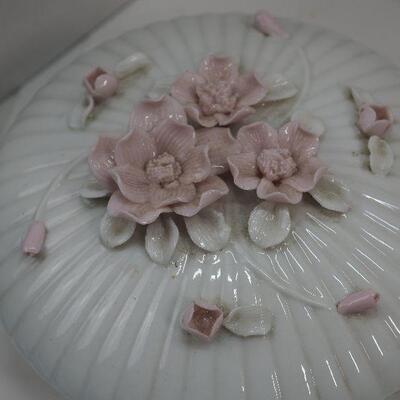Lot 77 Glass 4 leaf clover bowl collectible glass and china