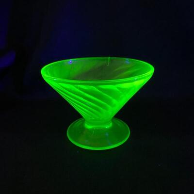 .153. VINTAGE | Anchor Hocking | 4 Green Swirl Sherbets 