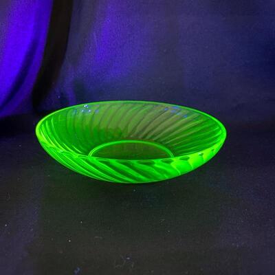 .161. VINTAGE | Anchor Hocking | 4 Berry Bowls | Green Depression Swirl