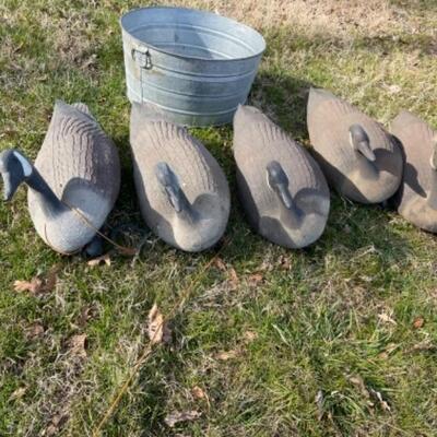 O641 Set of 5 Plastic Weighted Floating Goose Decoys with Galvanized Tub 