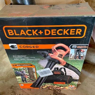 LOT 296  BLACK & DECKER LEAF BLOWER & 6' ALUMINUM LADDER