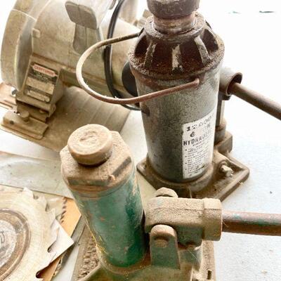 LOT 299  CRAFTSMAN ELECTRIC HAND SAW & 2 JACKS