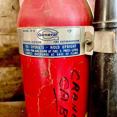 LOT 300  VINTAGE GENERAL CARBON DIOXIDE FIRE EXTINGUISHER 