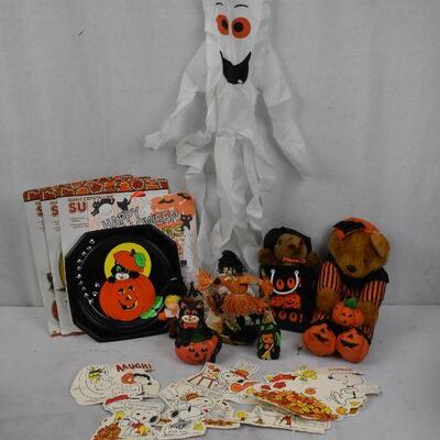 Lot of Halloween Decor: Strawman, Teddy Bears, Peanuts Comics, etc.