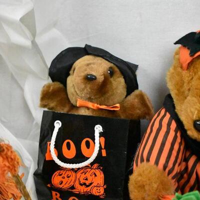 Lot of Halloween Decor: Strawman, Teddy Bears, Peanuts Comics, etc.