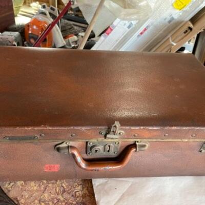 O669 Antique Ultima Leather Suitcase 