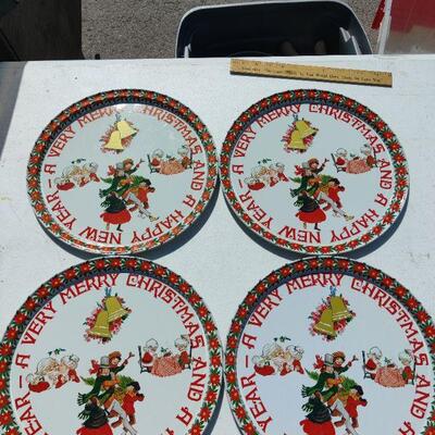 Set of 4 christmas plates 