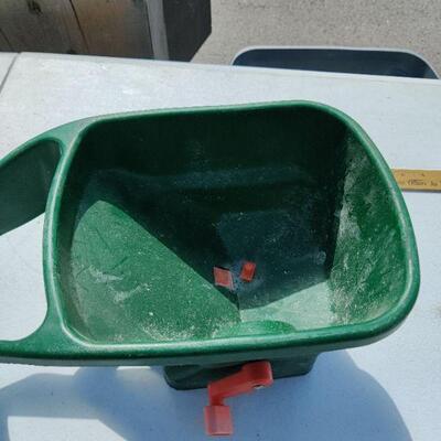 Handheld fertilizer despenser