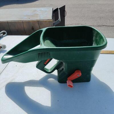 Handheld fertilizer despenser