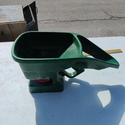 Handheld fertilizer despenser