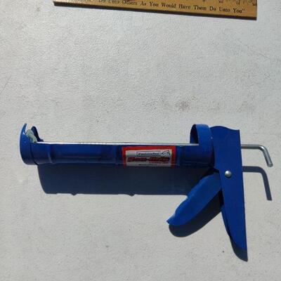 Caulk gun