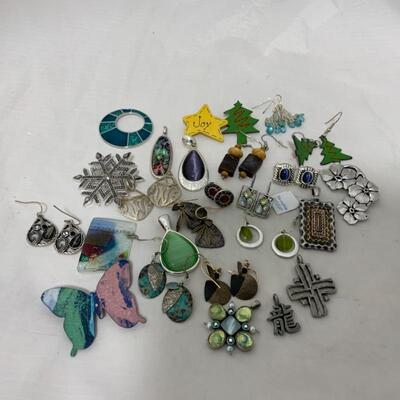 .206. Costume Jewelry Lot | Earrings | Pendants