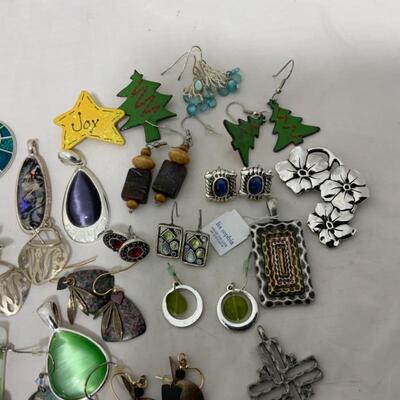 .206. Costume Jewelry Lot | Earrings | Pendants