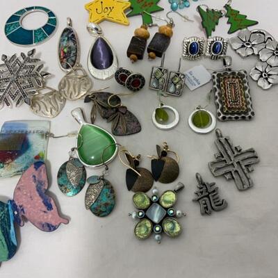 .206. Costume Jewelry Lot | Earrings | Pendants