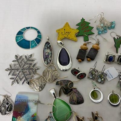 .206. Costume Jewelry Lot | Earrings | Pendants