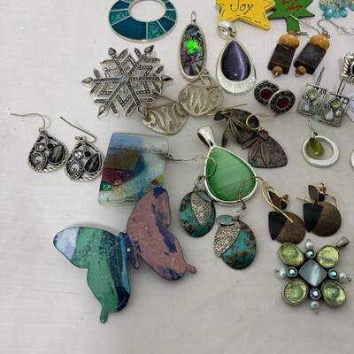 .206. Costume Jewelry Lot | Earrings | Pendants