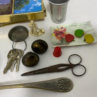 .220. Fun Mixed Lot | Leather Pins | Figurines | Cards