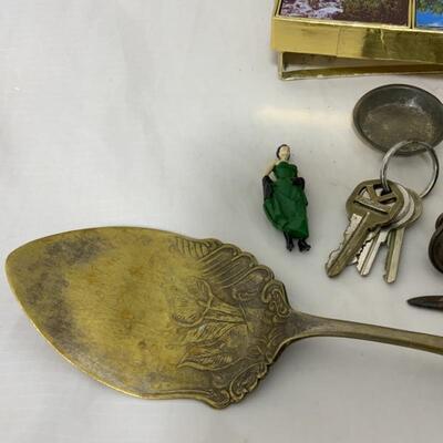 .220. Fun Mixed Lot | Leather Pins | Figurines | Cards