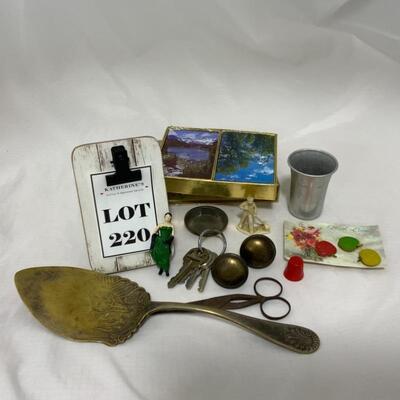 .220. Fun Mixed Lot | Leather Pins | Figurines | Cards