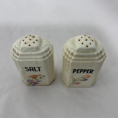 .243. VINTAGE | Floral Salt and Pepper Shaker Set
