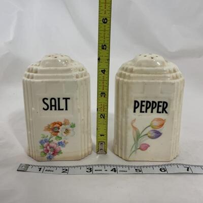 .243. VINTAGE | Floral Salt and Pepper Shaker Set