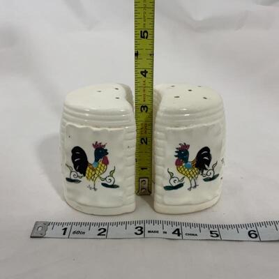 .244. VINTAGE | Pair of Rooster Salt and Pepper Shakers