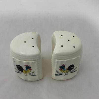 .244. VINTAGE | Pair of Rooster Salt and Pepper Shakers