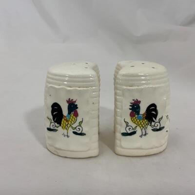 .244. VINTAGE | Pair of Rooster Salt and Pepper Shakers