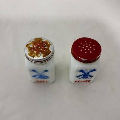 .247. VINTAGE | Windmill Salt and Pepper Shaker Set 