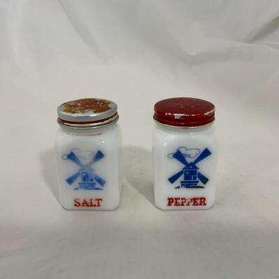 .247. VINTAGE | Windmill Salt and Pepper Shaker Set 