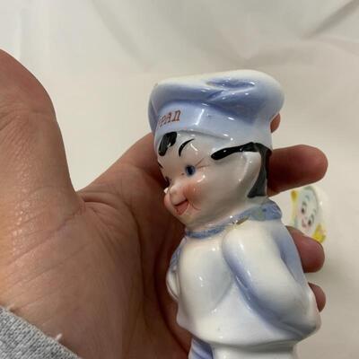 .253. VINTAGE | Figural Salt and Pepper Shakers | Chef | Plate