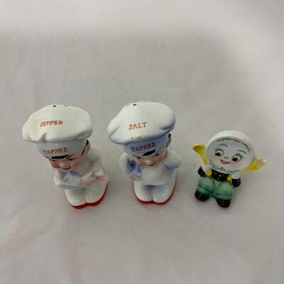 .253. VINTAGE | Figural Salt and Pepper Shakers | Chef | Plate