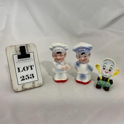 .253. VINTAGE | Figural Salt and Pepper Shakers | Chef | Plate