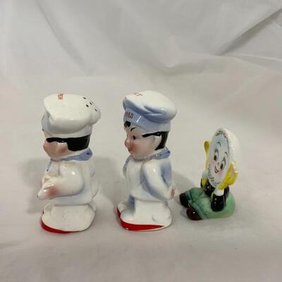 .253. VINTAGE | Figural Salt and Pepper Shakers | Chef | Plate