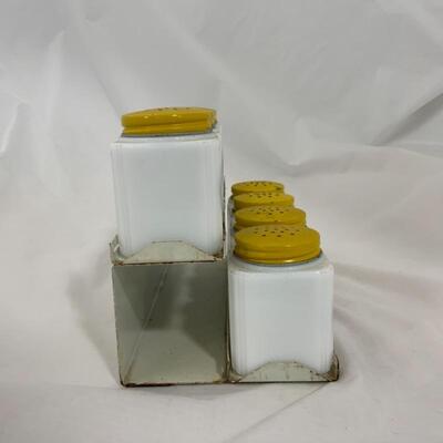 .255. VINTAGE | TIPP Rooster Spice Set | 8 Shakers | Yellow Lids 