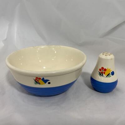 .268. VINTAGE | Mixing Bowl | Shaker | Universal Potteries | Floral