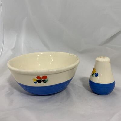 .268. VINTAGE | Mixing Bowl | Shaker | Universal Potteries | Floral