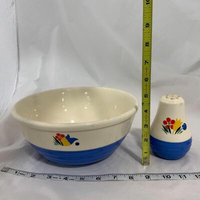 .268. VINTAGE | Mixing Bowl | Shaker | Universal Potteries | Floral