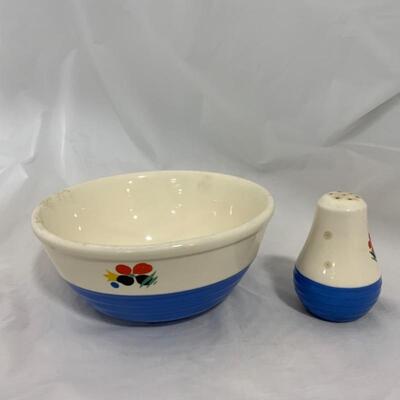 .268. VINTAGE | Mixing Bowl | Shaker | Universal Potteries | Floral
