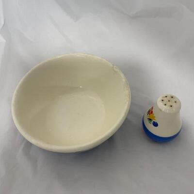 .268. VINTAGE | Mixing Bowl | Shaker | Universal Potteries | Floral